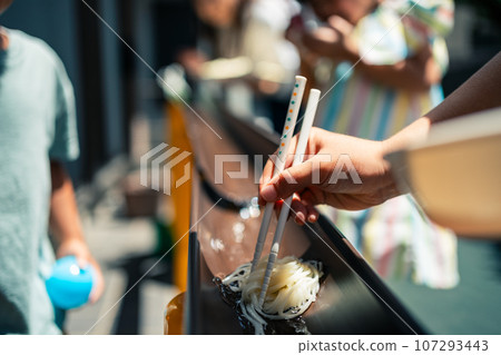 A family making somen noodles in the garden 107293443