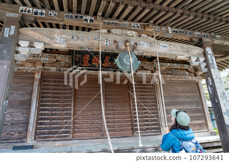 山形縣山形市立石寺（俗稱山寺）的常行念佛堂內，一名婦女正在演奏念珠。 107293641