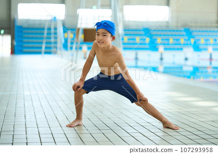 一個男孩在做熱身運動 107293958