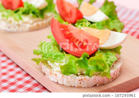Rice Cake Sandwiches with Tomato, Lettuce and Egg Rice Cake Sandwiches with Tomato, Lettuce and Egg 107293961