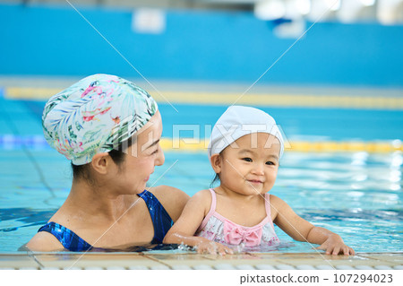 Baby swimming mother and child 107294023