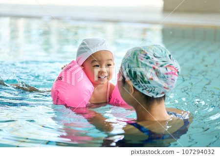 嬰兒游泳的母親和孩子 107294032