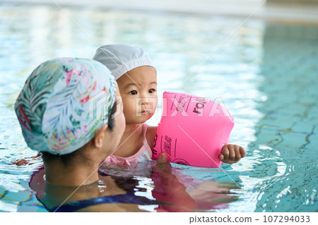 Baby swimming mother and child Baby swimming mother and child 107294033