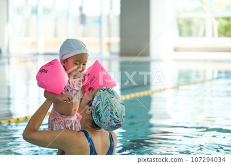 Baby swimming mother and child Baby swimming mother and child 107294034