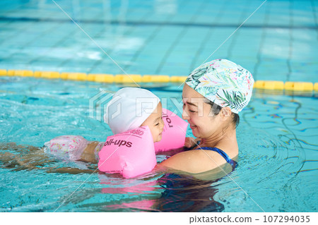 Baby swimming mother and child Baby swimming mother and child 107294035