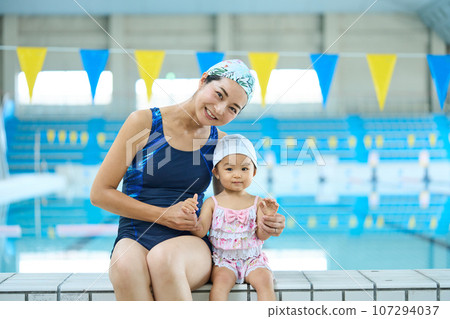 嬰兒游泳的母親和孩子 嬰兒游泳的母親和孩子 107294037