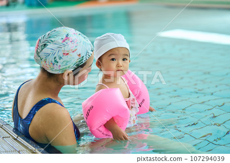 嬰兒游泳的母親和孩子 嬰兒游泳的母親和孩子 107294039