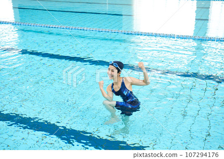 泳池裡的水中有氧運動 泳池裡的水中有氧運動 107294176