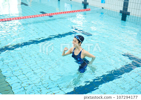 Underwater walking 107294177