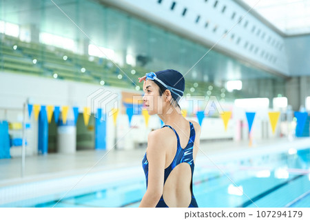 競技泳衣的女人 107294179