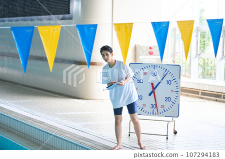 教練在泳池邊檢查時間 107294183