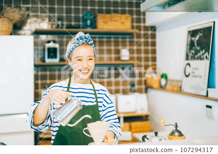 在廚房煮咖啡的女人 107294317