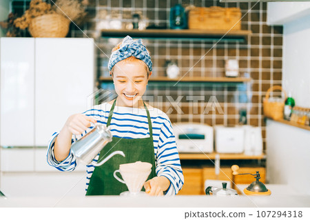 在廚房煮咖啡的女人 107294318