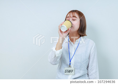 年輕女職員喝咖啡 年輕女職員喝咖啡 107294636