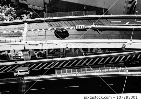 橫濱錦江交會處附近的首都高速公路俯視圖 2023 b-5 高對比單色 107295001