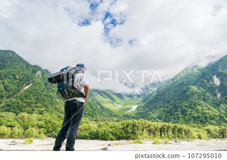 健行者步行遊覽長野縣上高地的穗高山脈 健行者步行遊覽長野縣上高地的穗高山脈 107295010