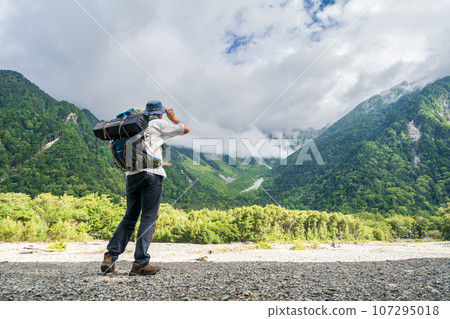 健行者步行遊覽長野縣上高地的穗高山脈 107295018