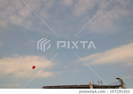 Taiwan Shifen lantern raising and blue sky 107295263