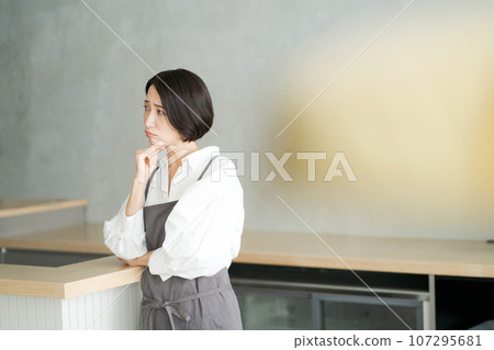 Image of a woman working in a cafe 107295681