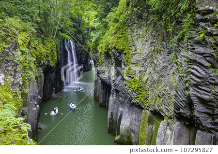 Miyazaki's spectacular power spot: Beautiful Takachiho Gorge 107295827