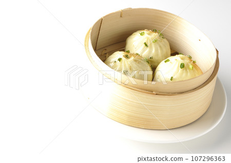 蒸籠裡蒸的小籠包在白色背景下拍攝 107296363