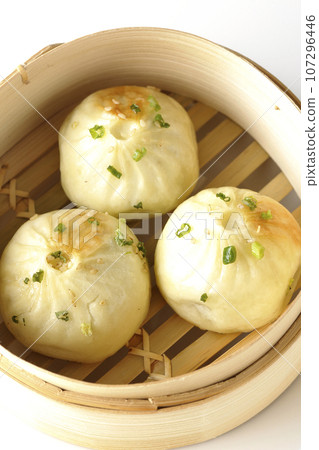 白色背景下蒸籠中蒸小籠包的俯視圖 白色背景下蒸籠中蒸小籠包的俯視圖 107296446