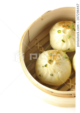 白色背景下蒸籠中蒸小籠包的俯視圖 白色背景下蒸籠中蒸小籠包的俯視圖 107296447