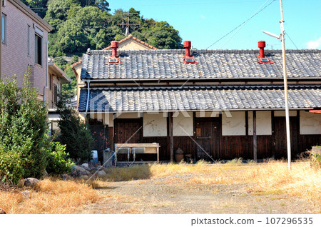An unused workshop in a back alley in a fishing town 107296535