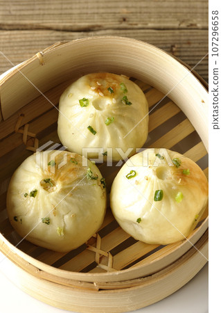 An overhead view of xiaolongbao steamed in a steamer basket 107296658