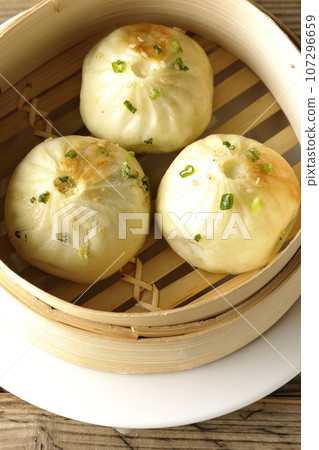 蒸籠裡蒸小籠包的俯視圖 蒸籠裡蒸小籠包的俯視圖 107296659