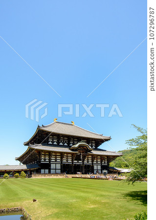 東大寺大佛殿和藍天 東大寺大佛殿和藍天 107296787