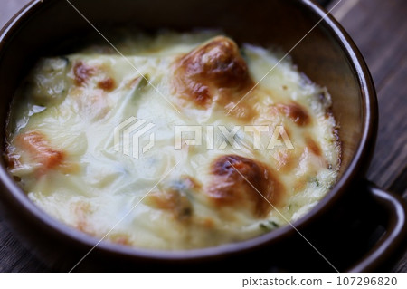 Crispy Cheese Gratin - Oven Cooking Crispy Cheese Gratin - Oven Cooking 107296820