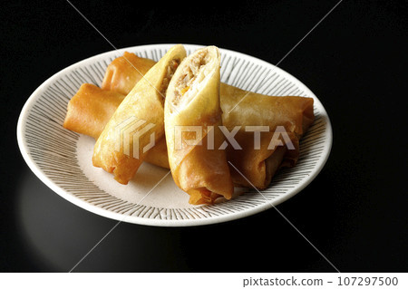 在黑色背景下拍攝的一種點心春捲 107297500
