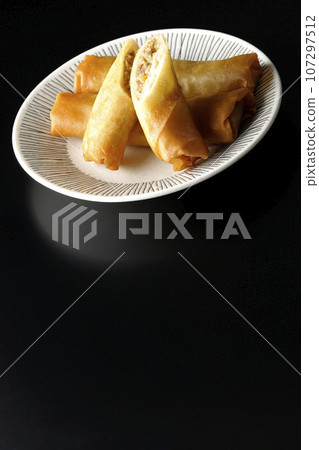 在黑色背景下拍攝的一種點心春捲 107297512
