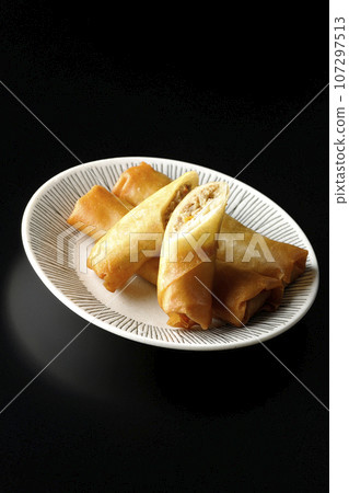在黑色背景下拍攝的一種點心春捲 107297513