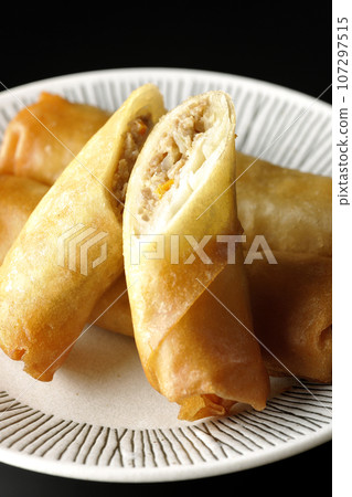 在黑色背景下拍攝的一種點心春捲 107297515
