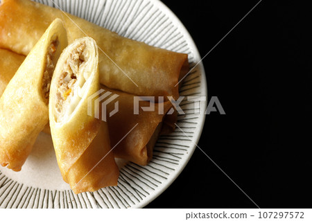 黑色背景下的一種點心春捲的俯視鏡頭 107297572