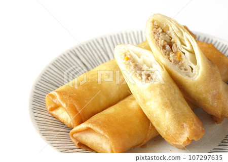 在白色背景下拍攝的一種點心春捲 107297635