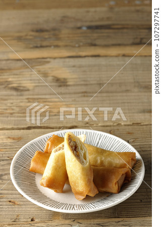 A type of dim sum, spring rolls 107297741