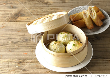 蒸籠小籠包與炸春捲 107297983