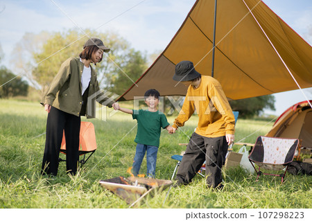 微笑的家人手牽手在露營地玩耍 107298223