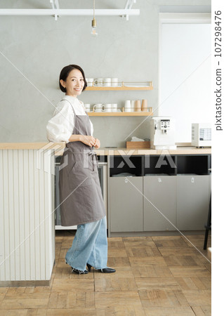 Photo of cafe staff standing in the kitchen 107298476