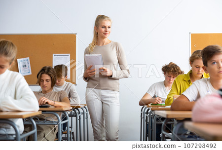 Female teacher giving lesson to children in school 107298492