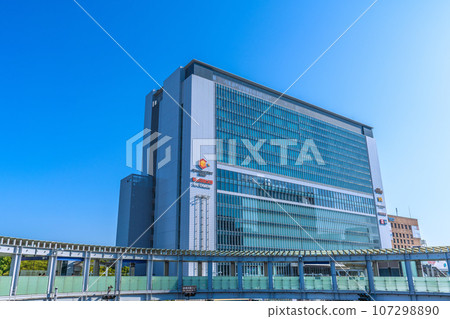 Yokohama cityscape in Japan: Lots of greenery. Shin-Yokohama Station has become more convenient with the opening of the Sotetsu Shin-Yokohama Line and Tokyu Shin-Yokohama Line (March) 107298890