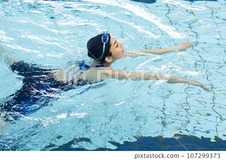 Woman swimming in the pool 107299373