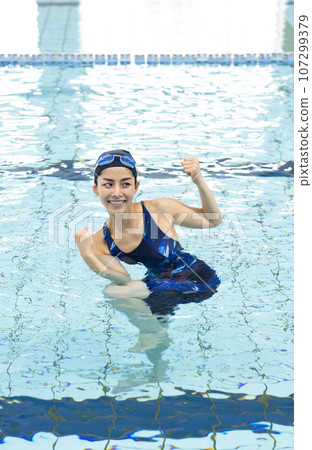 woman exercising in the pool 107299379