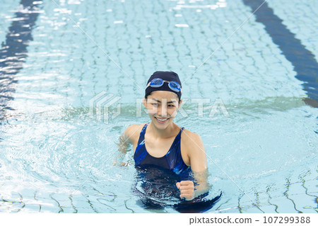 woman walking in the pool woman walking in the pool 107299388