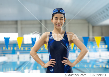 個性開朗的女人在泳池裡游泳 107299431