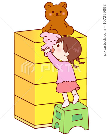 一個女孩用一個架子從抽屜櫃拿起一個毛絨動物。 107299898