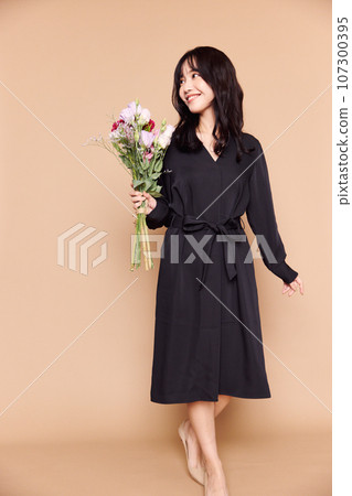 秋季服裝時尚女人肖像 107300395